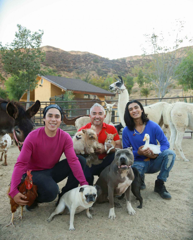 Cesar Millan fiaival és állataival a farmján